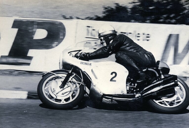 500ccのRC181を駆るマイク・ヘイルウッド　©HRC