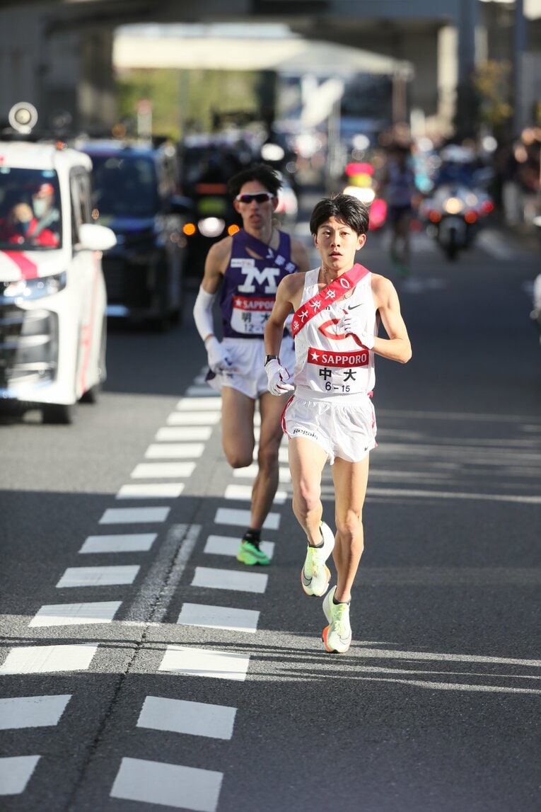 序盤、明大も抜き、トップに立つ吉居大和　©JMPA