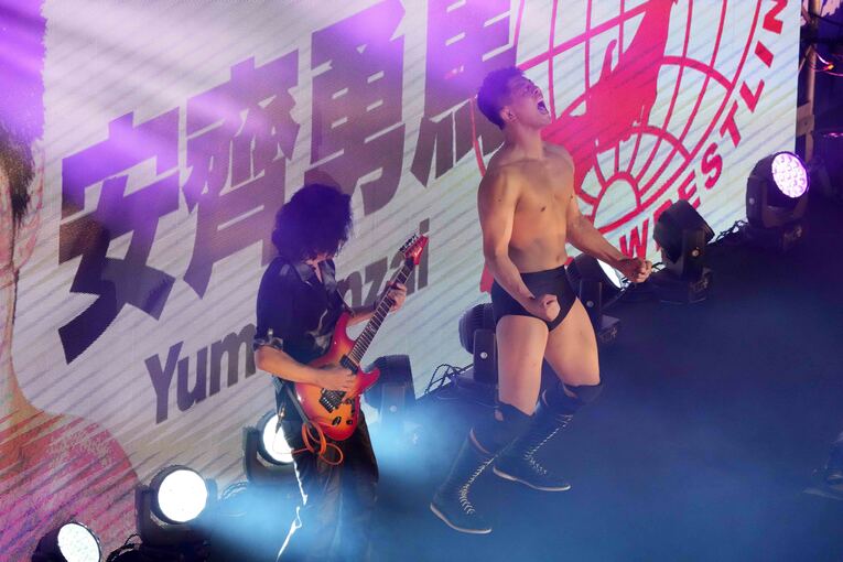 デビュー戦の入場シーン。鈴木修の演奏に乗せて、安齊勇馬は雄叫びをあげた