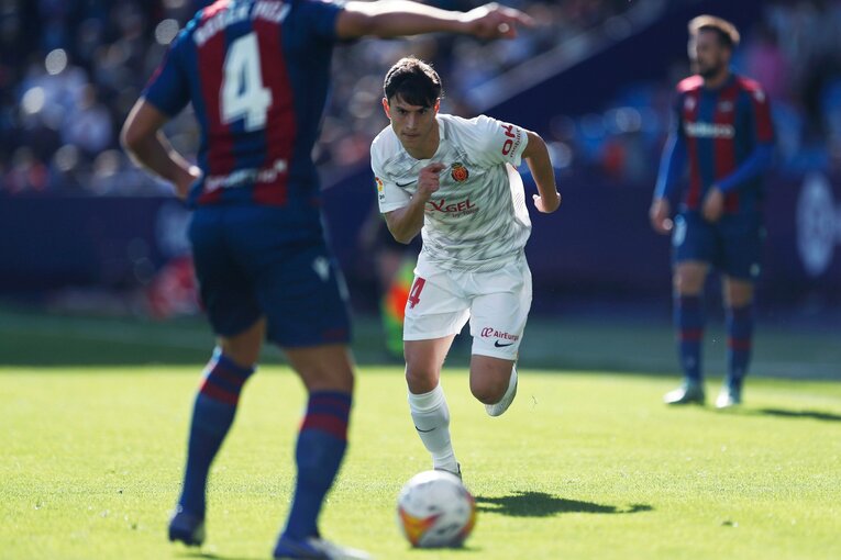 敵地の少年ファンから「KUBO！」と声が飛ぶ人気の中… 久保建英が“万全でなくても”フル出場で頼られた理由〈撮影者の視点〉(16)