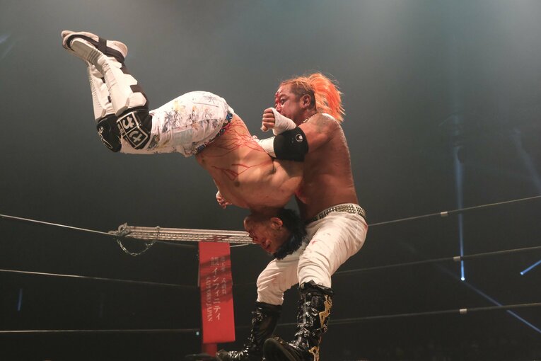 カリスマ葛西純「世の中は無駄な血を一滴も流すな」 頬を串刺し、人間ダーツ…それでもデスマッチが“ただの残虐ショー”ではない理由(25)