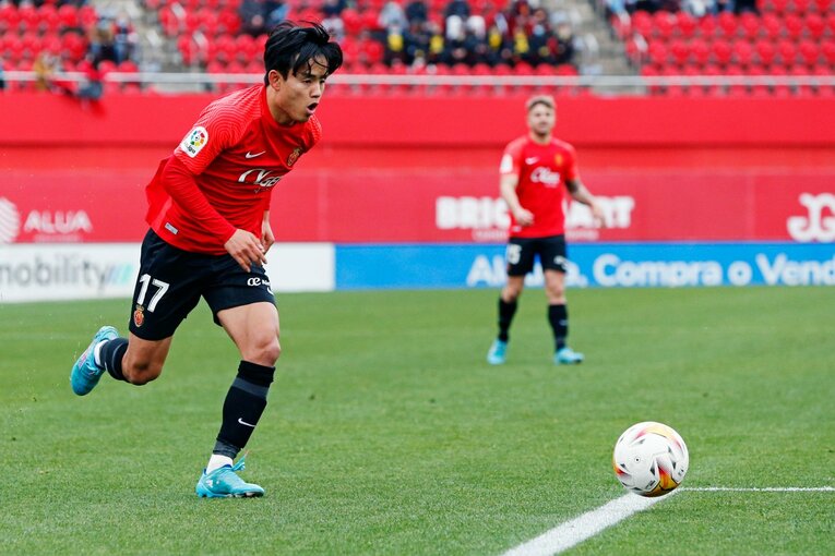 「クボはファウル覚悟で止めなければ」 残留争いで久保建英が大仕事…辛口のタクシー運転手もニコリ〈カメラマン現地取材〉(16)