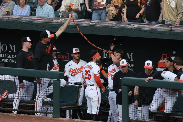 5月15日のエンゼルス戦でホームランを放ったサンタンダーを「ホーマー・ホース」で祝福するオリオールズの選手たち　©Getty Images