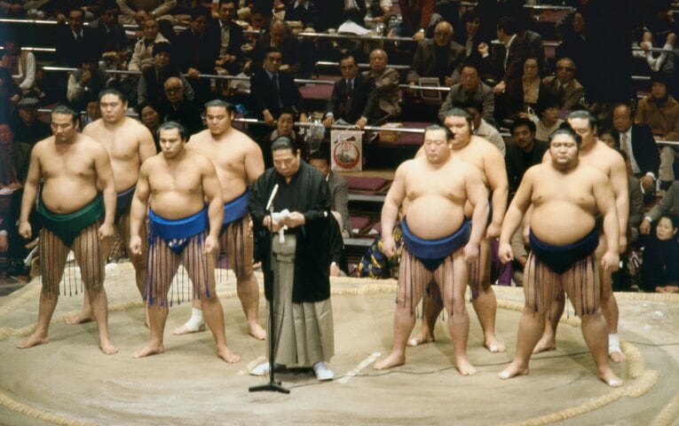 写真は1983年の初場所で。力士前列左から若島津、千代の富士、隆の里、琴風　©JIJI PRESS