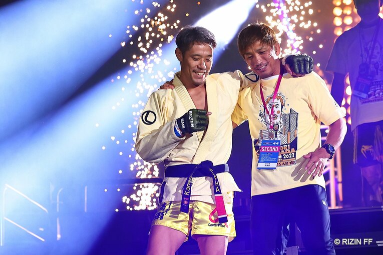 盟友・所英男と肩を組んで入場する金原　©RIZIN FF