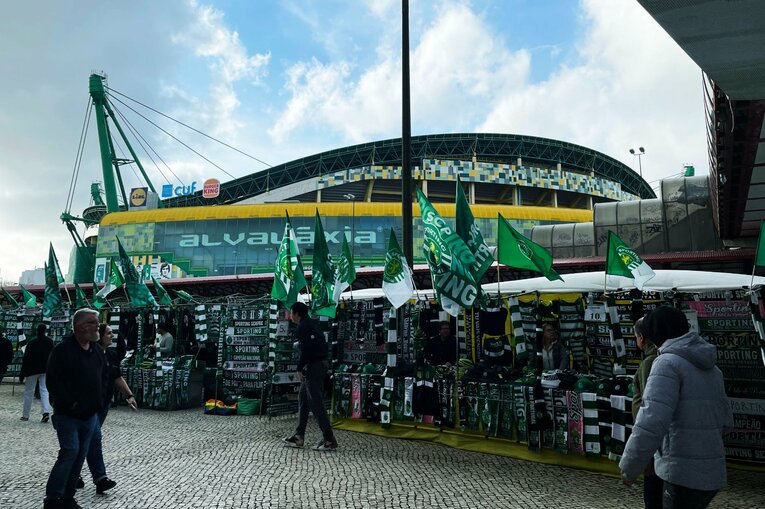 「モリタ、モリタ」とポルトガル地元カメラマン称賛…冨安健洋vs守田英正が「試合後にユニ交換」“EL日本人対決”を撮った(2)