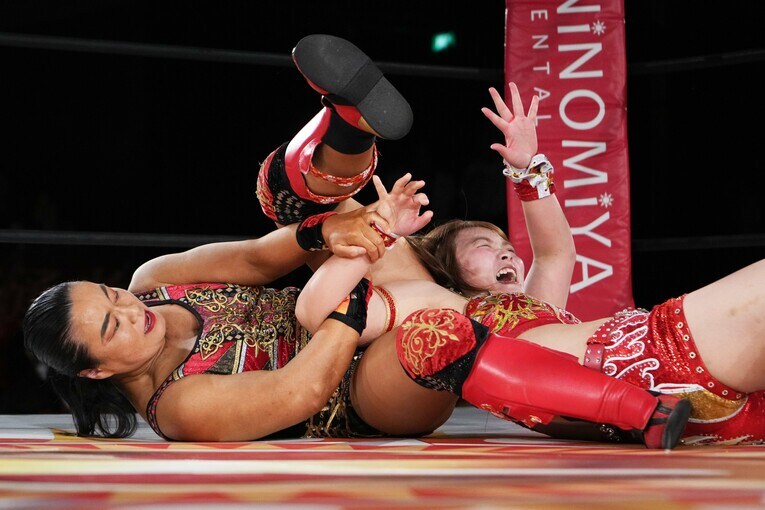 Sareeeをキーロックに持っていく里村明衣子　©Essei Hara