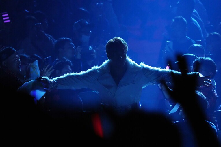 観客席から入場する海野翔太。11月4日、エディオンアリーナ大阪　©Essei Hara