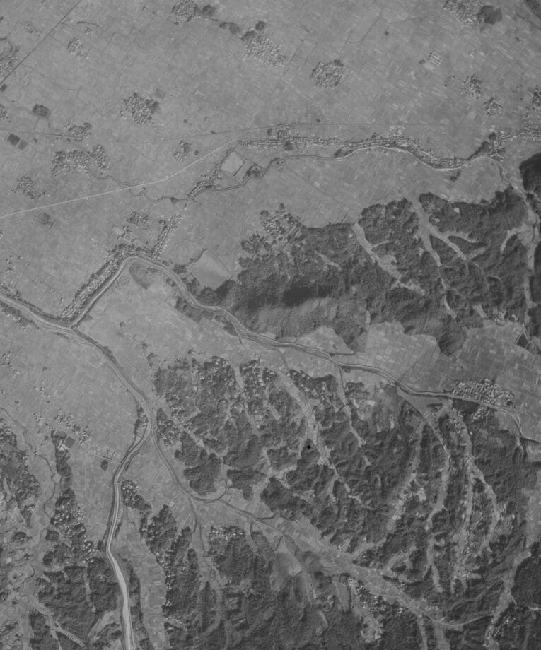 1947年の栗東の航空写真。左上が現在のJR栗東駅付近だが、田園が広がっている。右下にトレセンができるのだが、ほぼ「何もない」　出典：国土地理院の空中写真