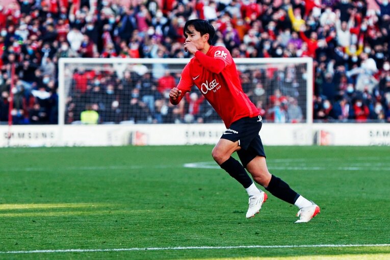 久保建英“オレが蹴る”FK弾→手荒い祝福に「い、痛いんですけど」 カメラマンが至近距離でとらえた一撃と、ファンから“感謝の大拍手”(29)