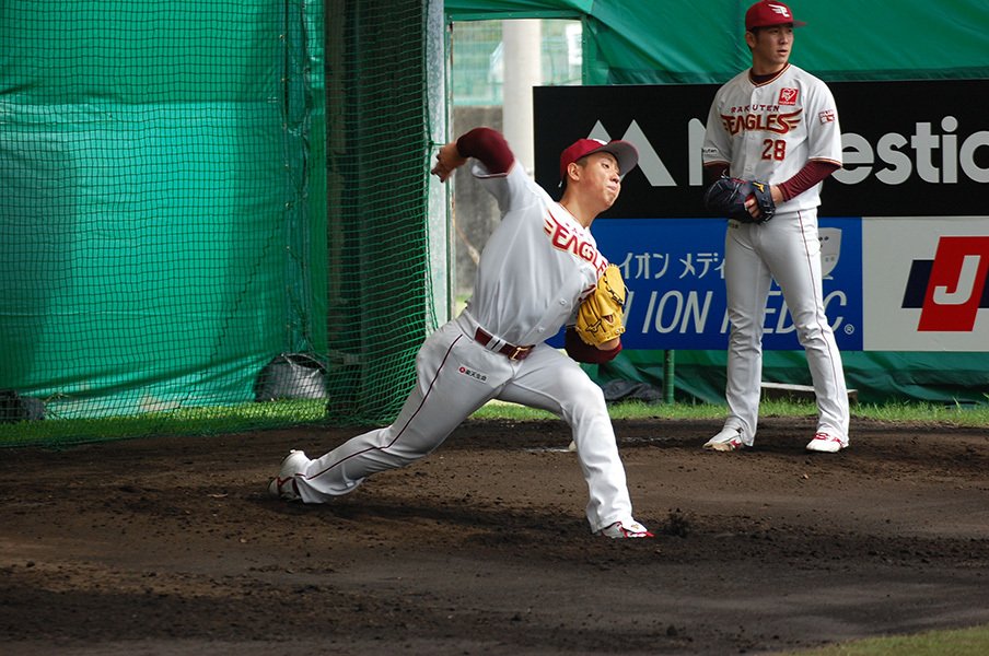 田中将と自主トレの楽天・藤平尚真。新フォームで2年目の覚醒、見えた!<Number Web> photograph by Genki Taguchi