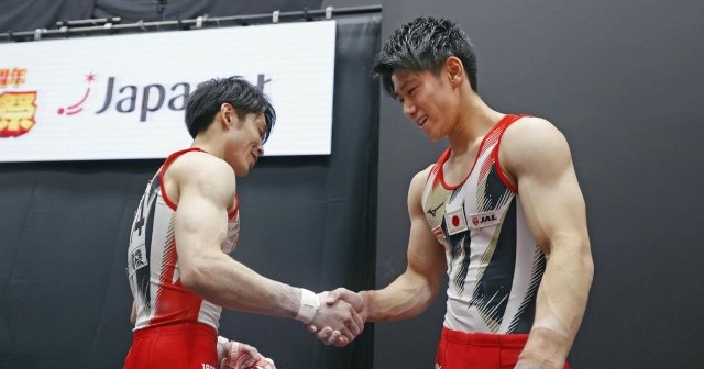 「大輝が鉄棒の金メダルを掛けてくれたので今度は…」内村航平→橋本へ“継承の儀式”に込めた思いとは《新旧王者が世界体操決勝へ》