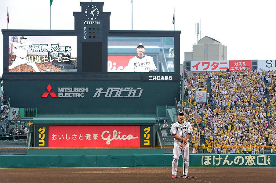 福原忍、18年間のプロ生活に終止符。引退登板で恩師を落涙させた「足跡」。<Number Web> photograph by NIKKAN SPORTS
