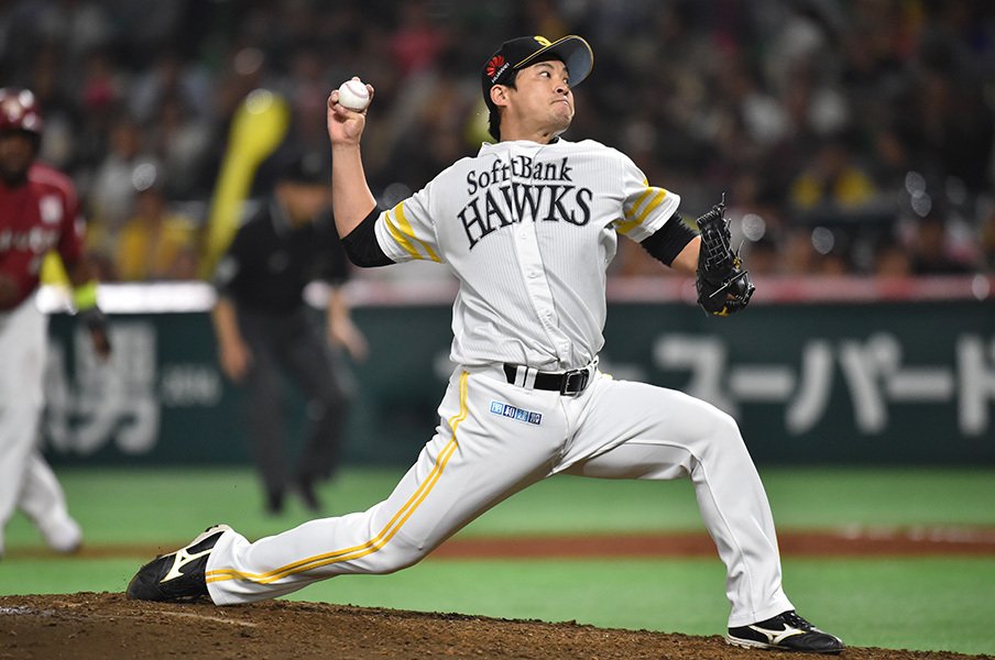 球速を取り戻して一軍に復帰。ホークス最年長・五十嵐の探究心。<Number Web> photograph by Hideki Sugiyama