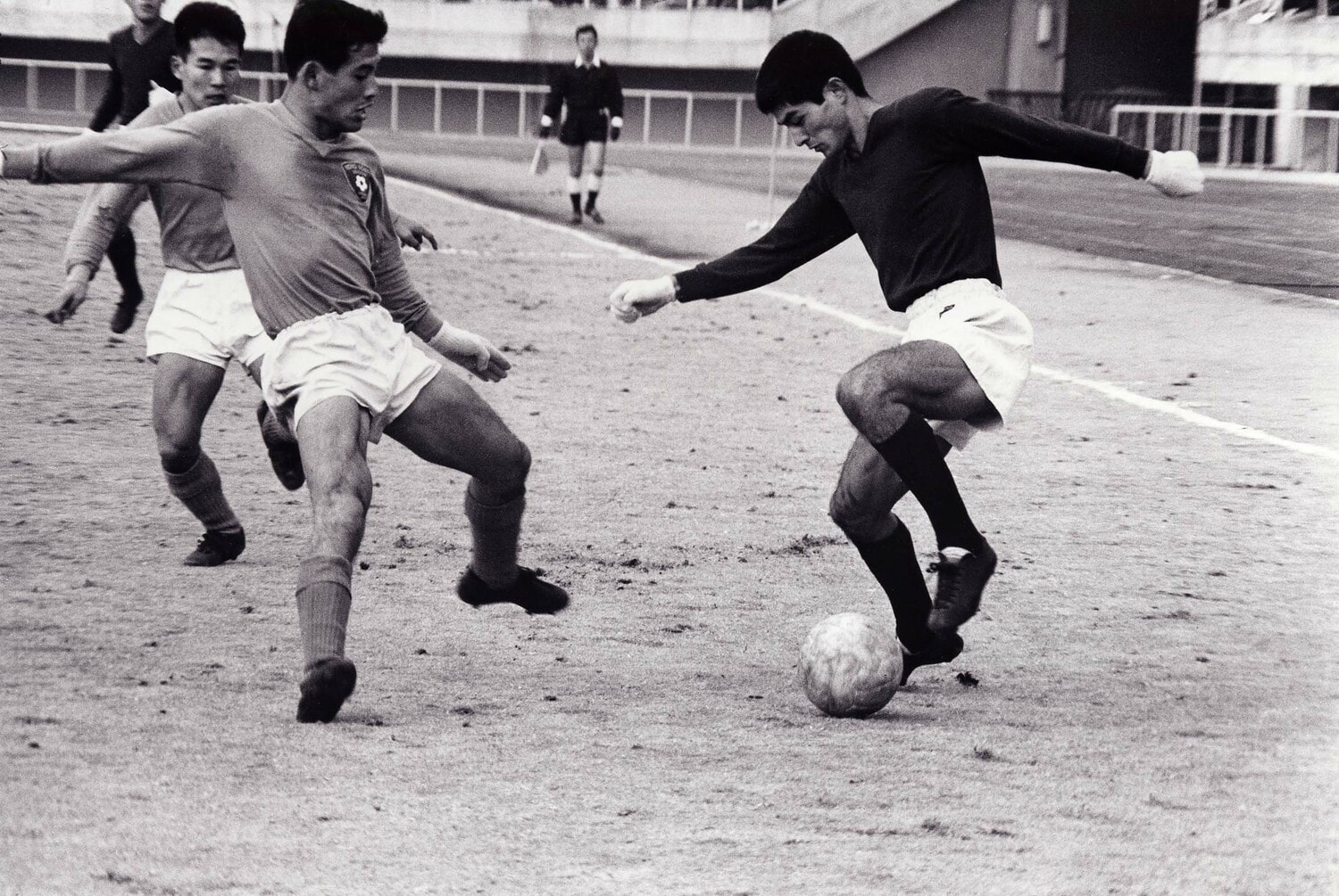 早稲田の中盤でいぶし銀の存在感を放った森　©︎AFLO