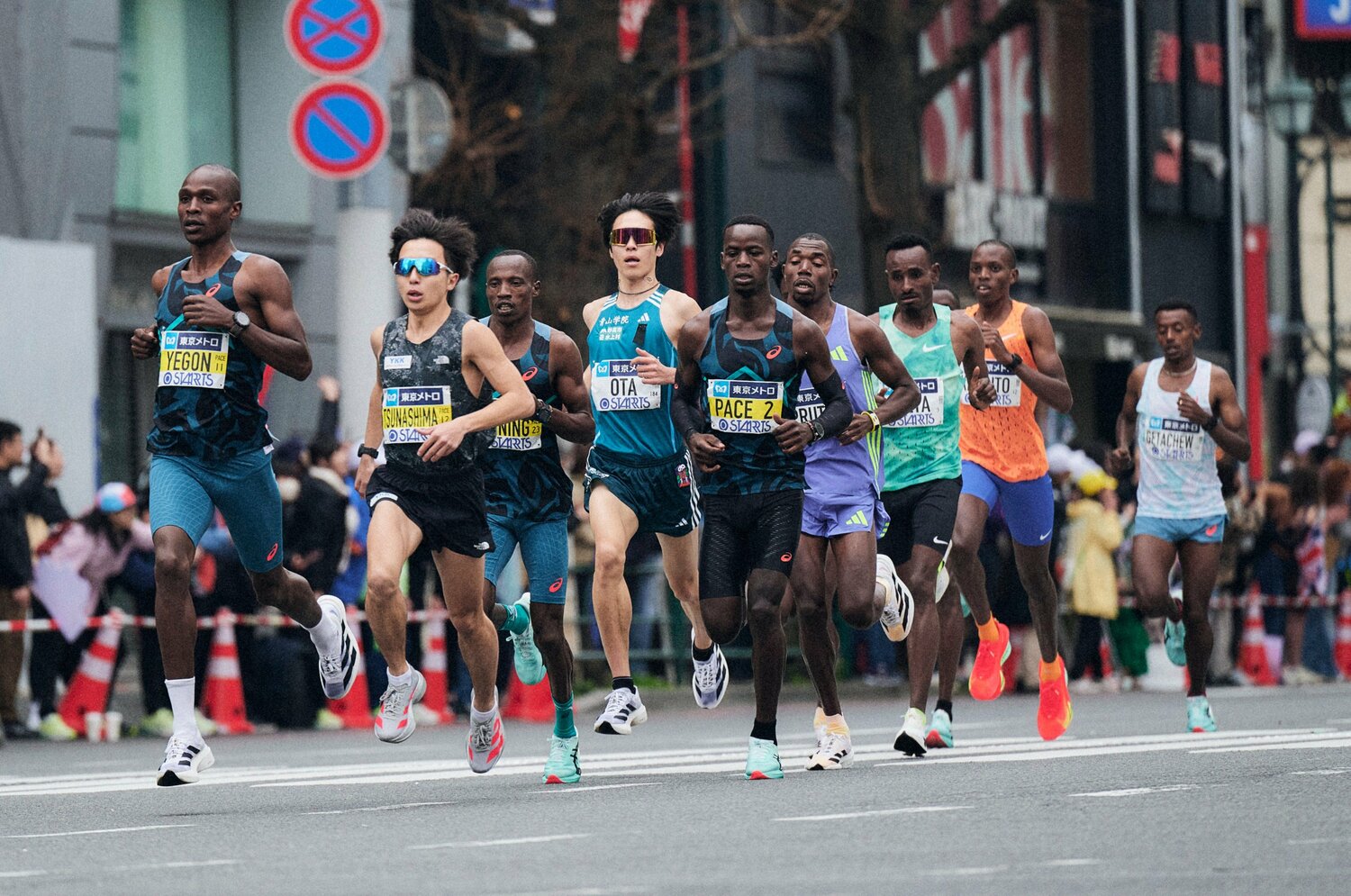 2時間2分台、3分台の自己記録を持つ世界トップ級のランナーに果敢について行った青学大の太田　©︎Yuki Suenaga