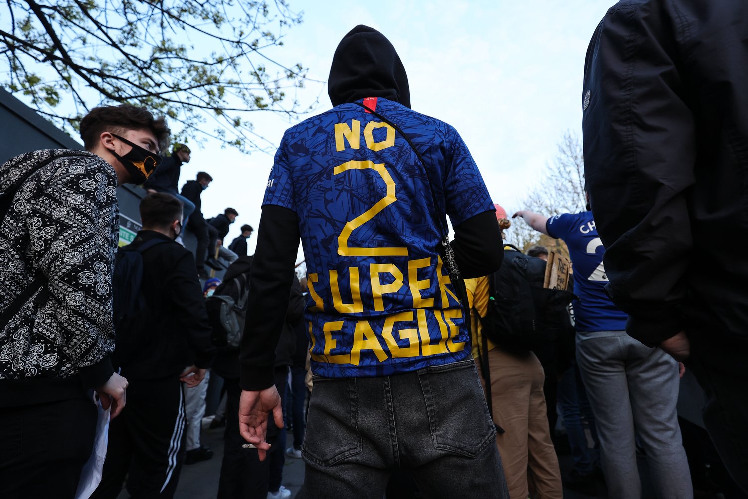 抗議の意を示すユニフォーム姿のチェルシーファン©Getty Images