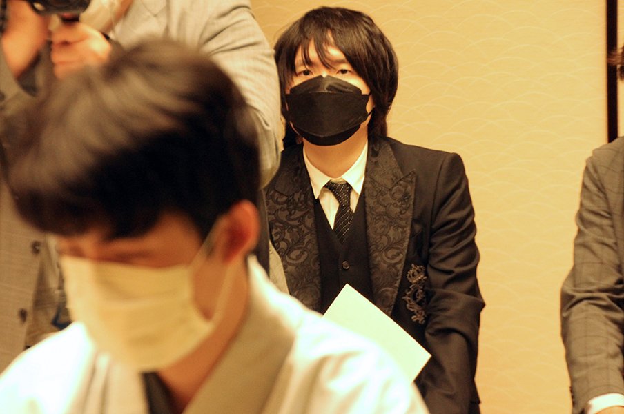 藤井竜王の後ろでは佐藤天彦九段が感想戦を凝視していた　©NumberWeb