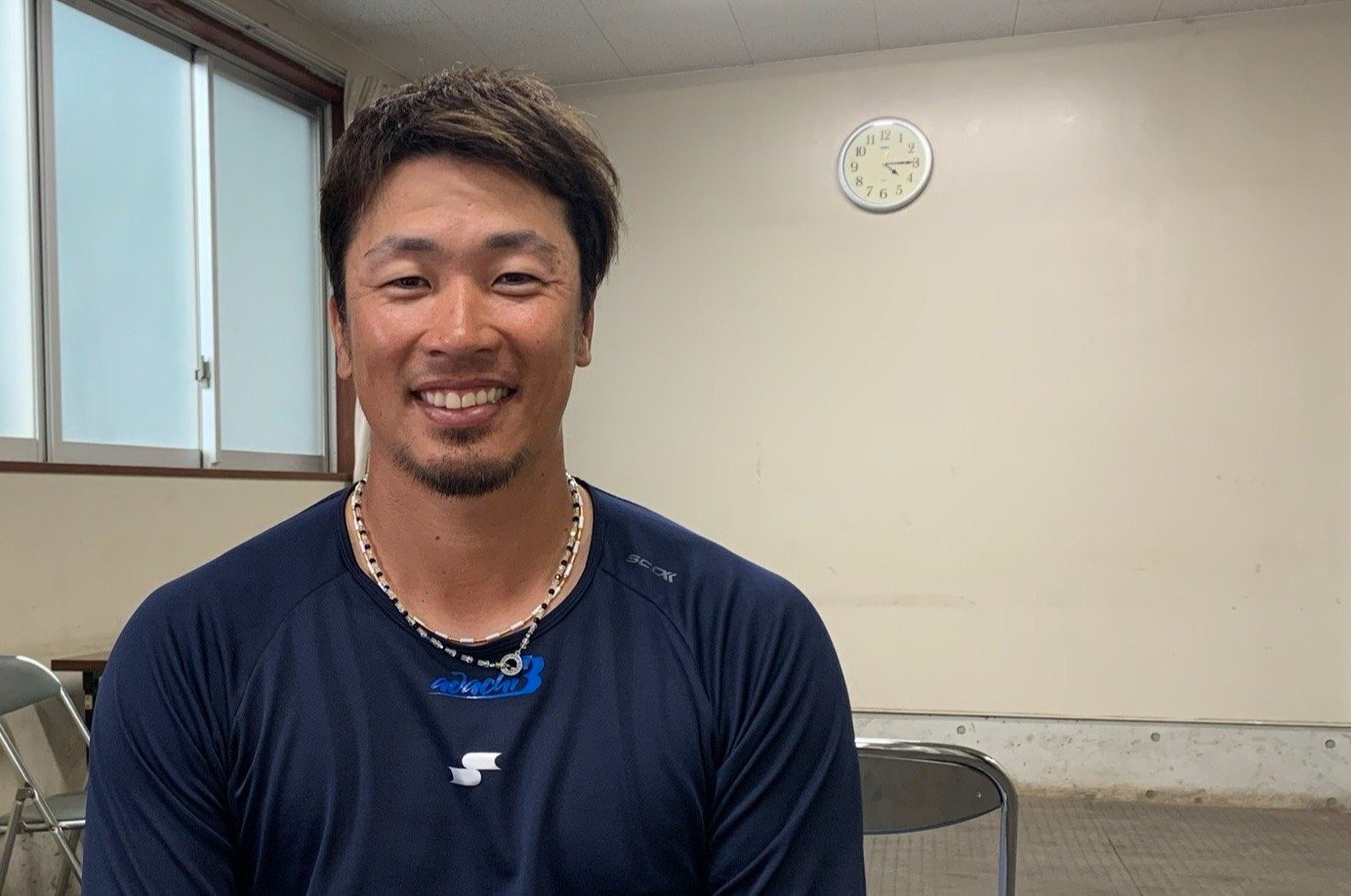 インタビューに応える安達　©︎Noriko Yonemushi