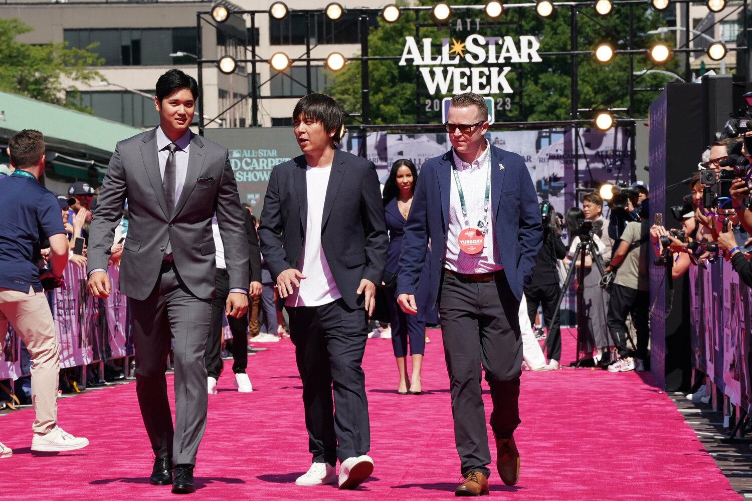 オールスターのカーペットショーに登場した大谷と水原通訳　©Getty Images
