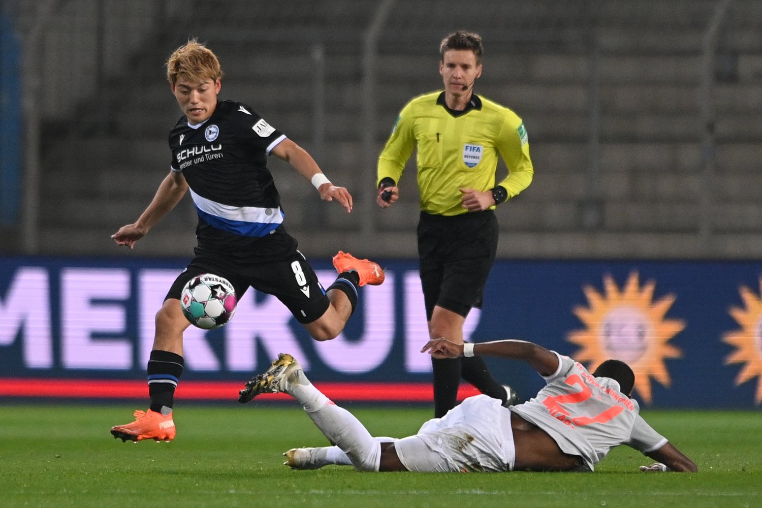 レアル・マドリーへ移籍を決めたDFダビト・アラバをかわす堂安律　©︎Getty Images