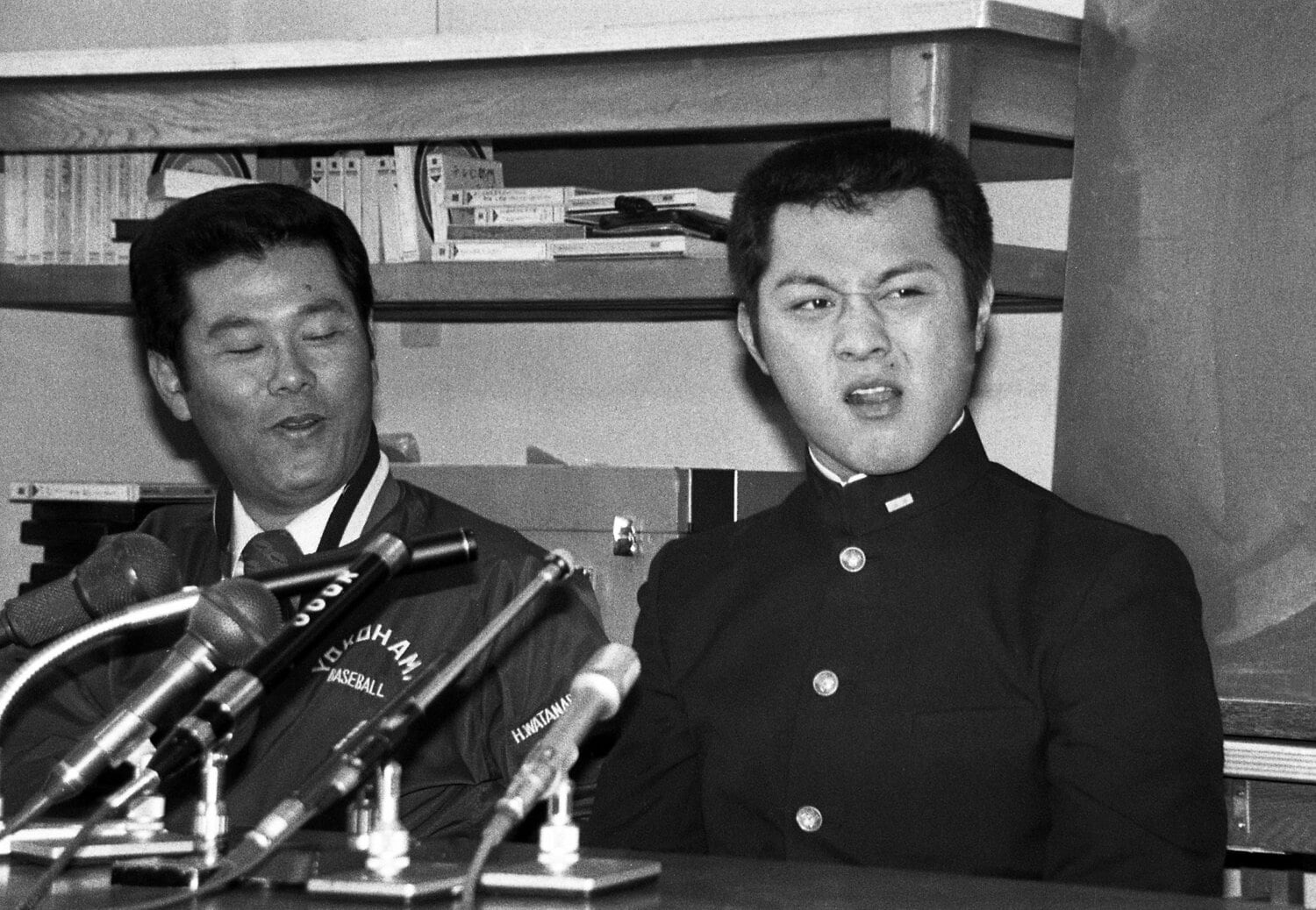 ドラフト会議でロッテオリオンズに1位指名された直後、愛甲猛は苦い表情で会見に臨んだ　©Sankei Shimbun