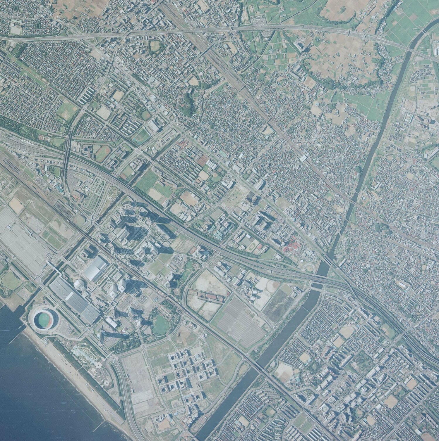 1997年に撮影された幕張付近の航空写真。60~70年代に埋め立て工事が進んだことがよく分かる。左下に見える円形がZOZOマリンスタジアム 出典:国土地理院の空中写真