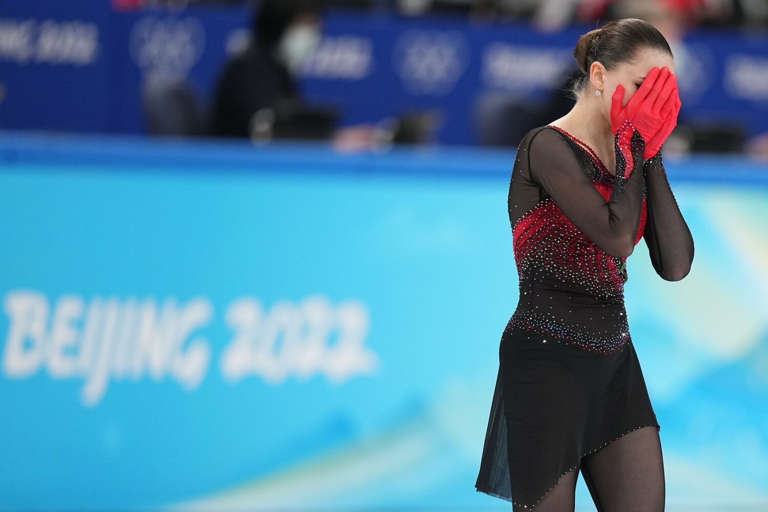 北京五輪フリーの直後、顔を覆ったワリエワ　©Getty Images