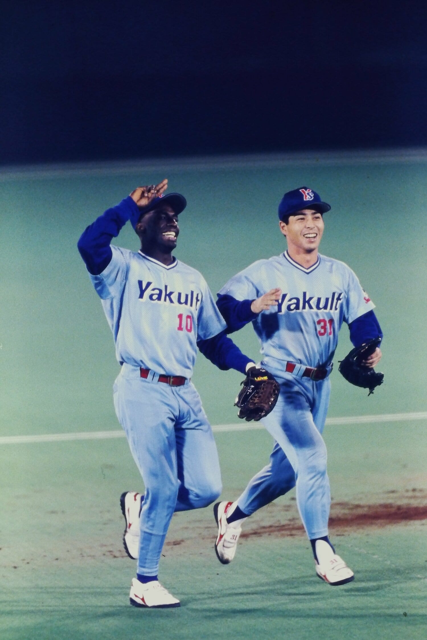 1997年のヤクルトには自由さもあった。真中と一緒に勝利を喜ぶデュウェイン・ホージーは底抜けの明るさで人気者だった　©Kazuaki Nishiyama
