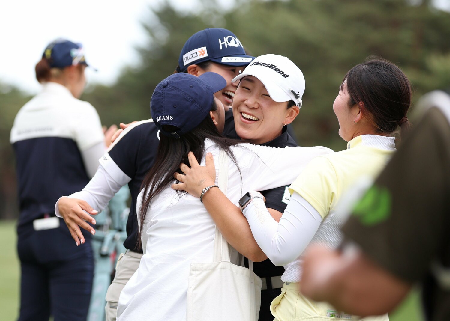 後輩たちに祝福される申ジエ　©︎JIJI PRESS