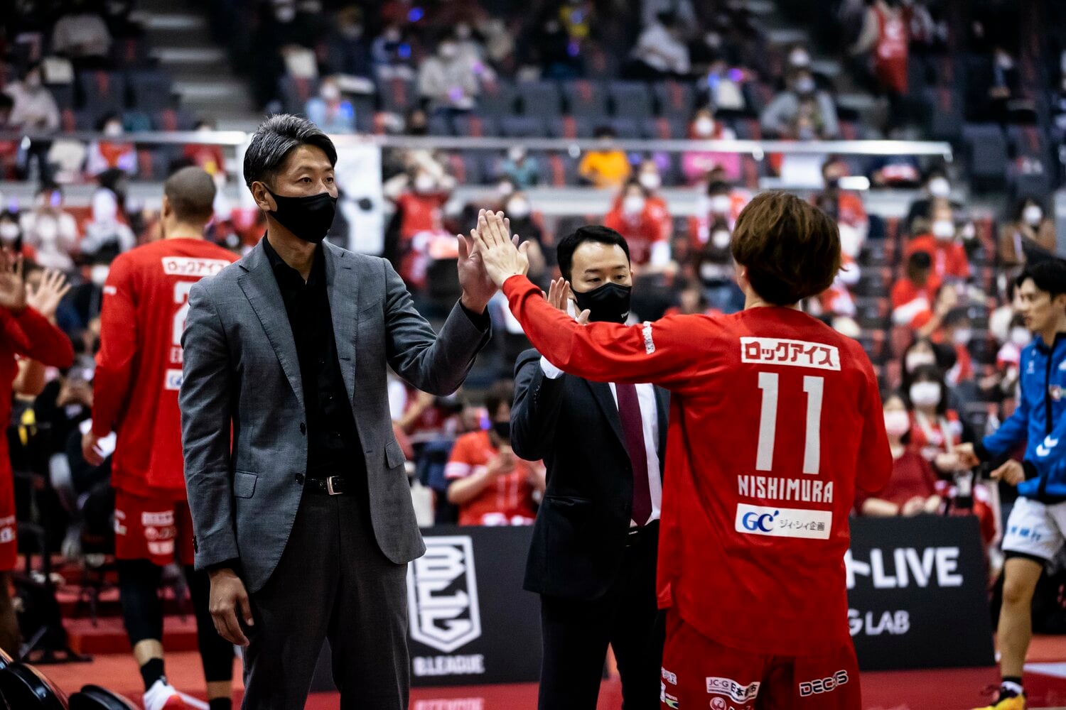 西村文男とハイタッチする大野　©CHIBAJETS FUNABASHI/PHOTO:Atsushi Sasaki