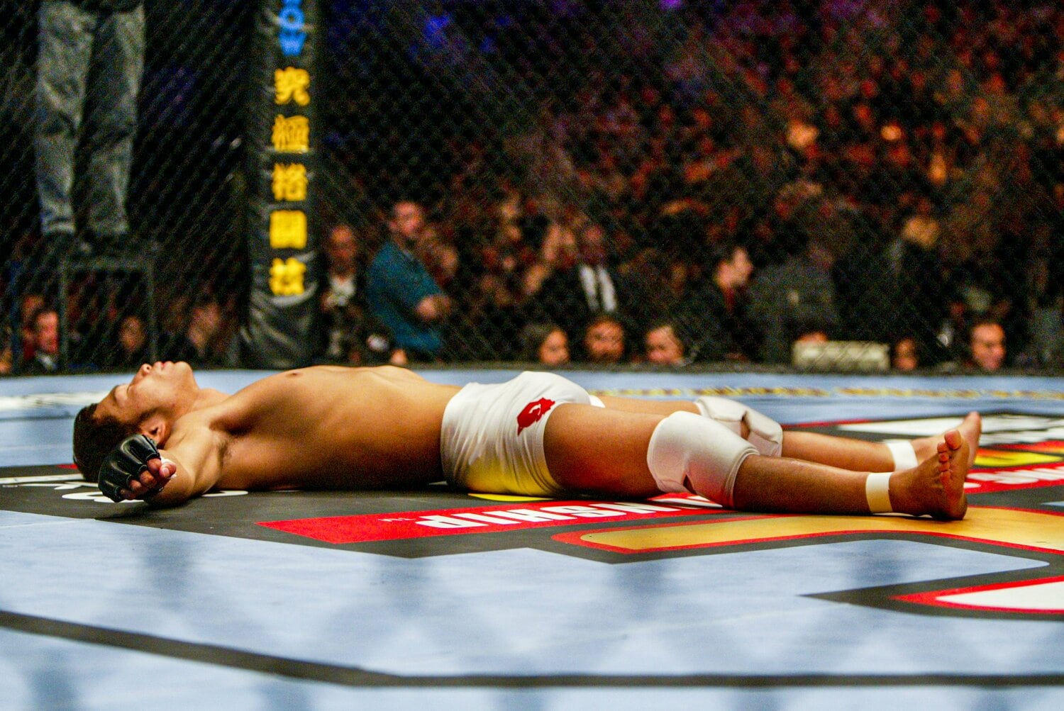 試合前にマットに寝転がる宇野のルーティン　©Susumu Nagao