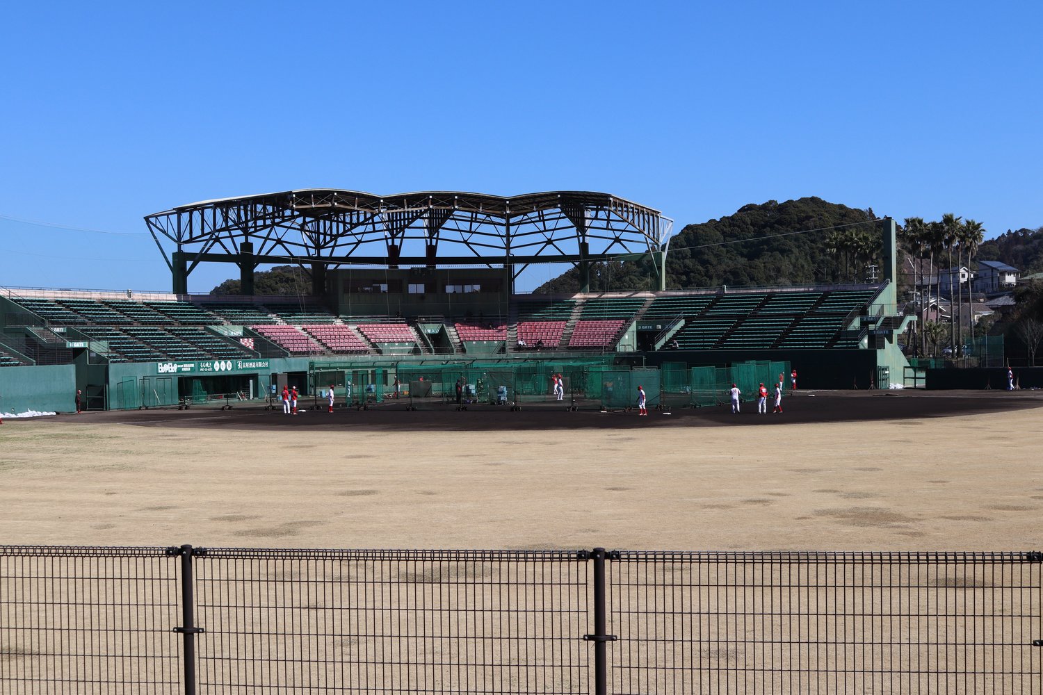 無人の外野席から広島二軍キャンプを見る©Kou Hiroo