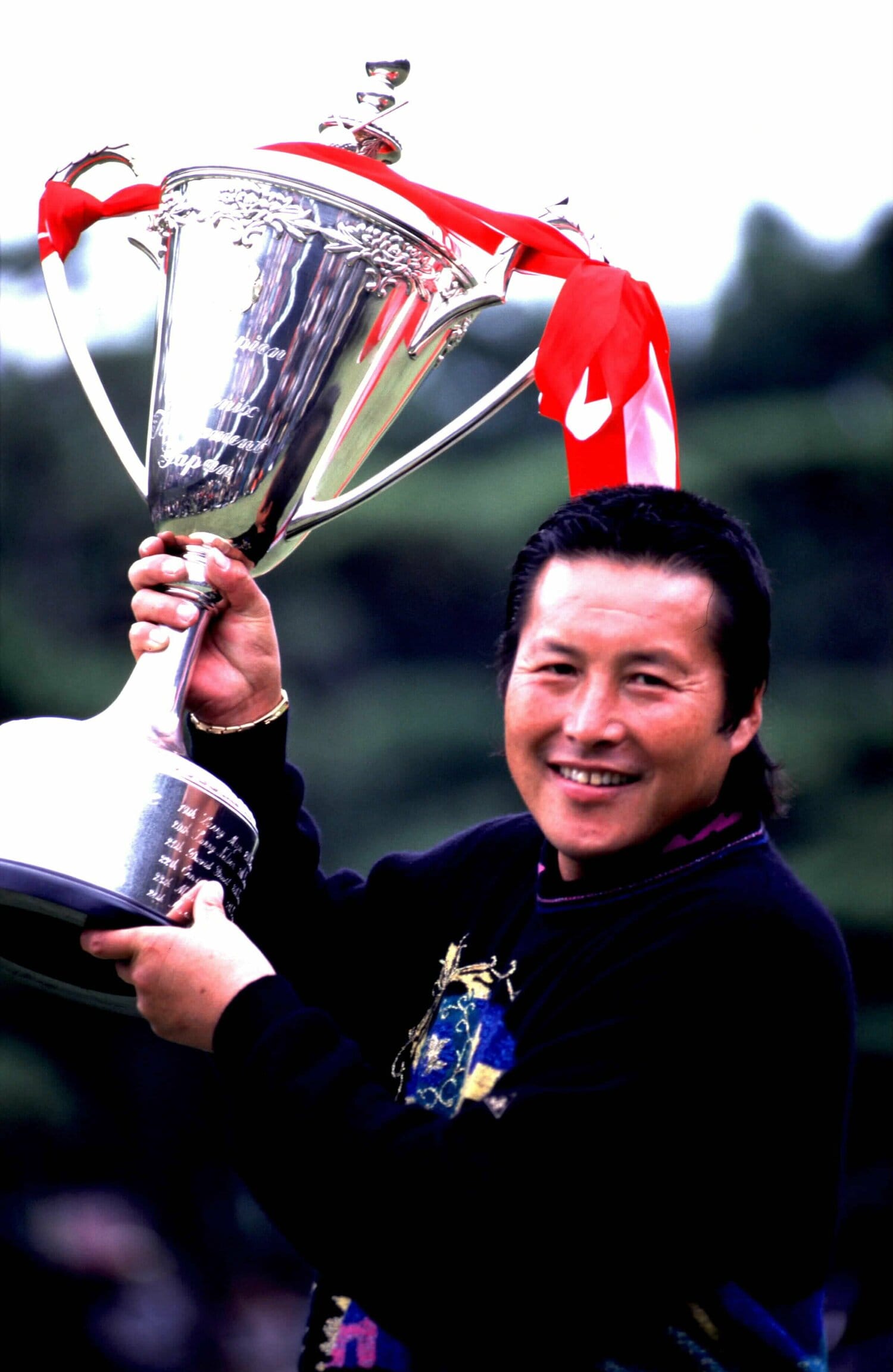 通算100勝を達成して喜ぶジャンボ尾崎(1997年)©︎BUNGEISHUNJU