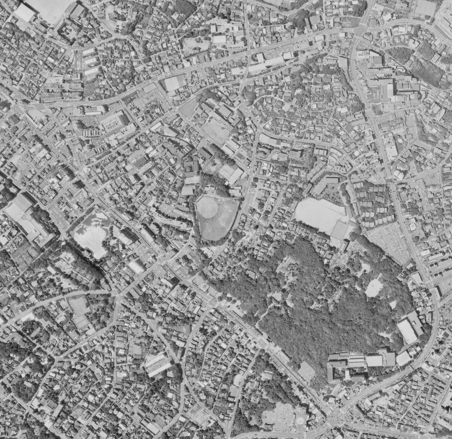 こちらは1990年の八事付近の航空写真。やはり中心に「JR東海八事球場（山本球場）」を確認できる　出典：国土地理院の空中写真