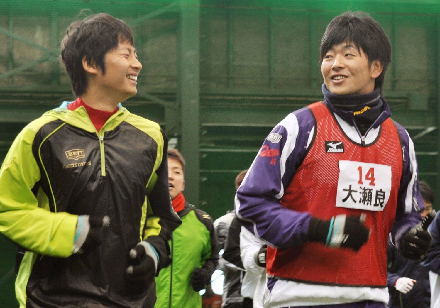 2014年に初めて合同自主トレに参加した新人時代の大瀬良（右）。左はこの年巨人から移籍したばかりの一岡　©KYODO