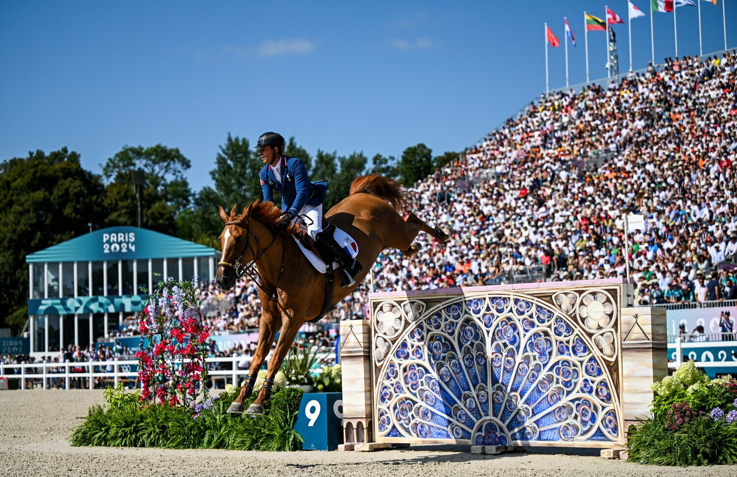 地元フランスの人馬の演技を静かに見守る観客　©Getty Images