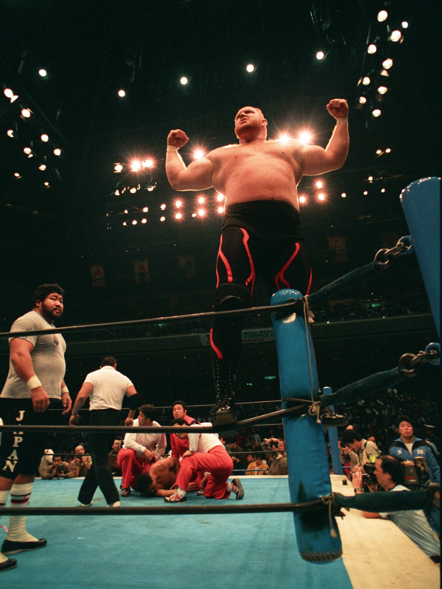 メインで精彩を欠いた猪木はベイダーにフォール負け。その後、大暴動に発展　©Essei Hara