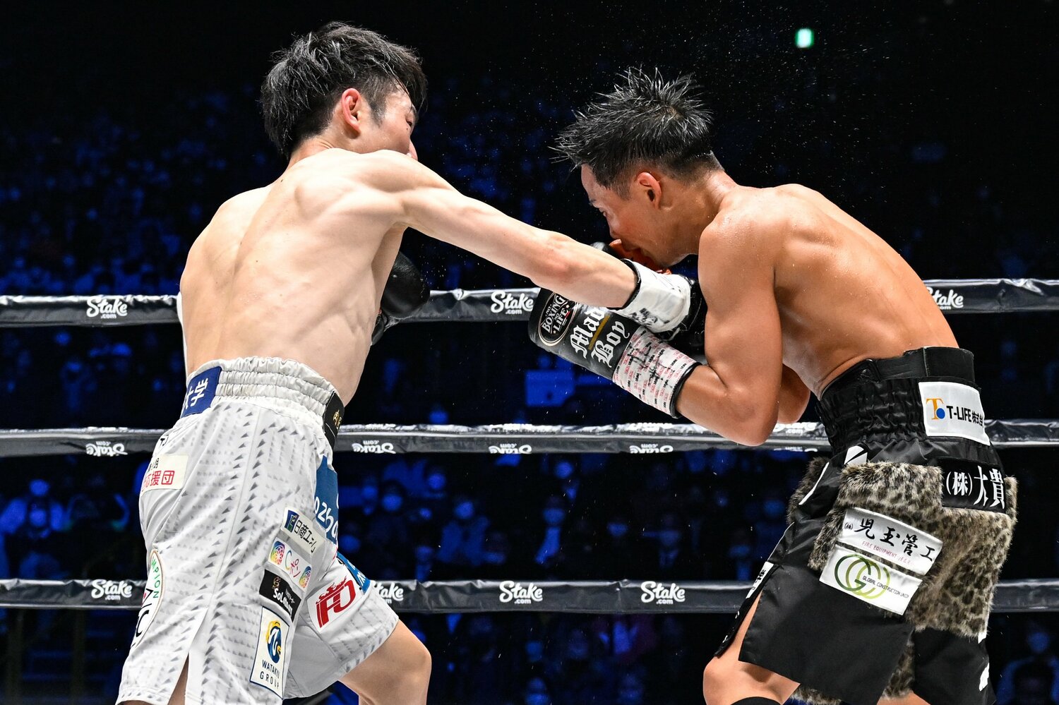 5回、京口からダウンを奪った寺地の右ストレート　©Hiroaki Yamaguchi