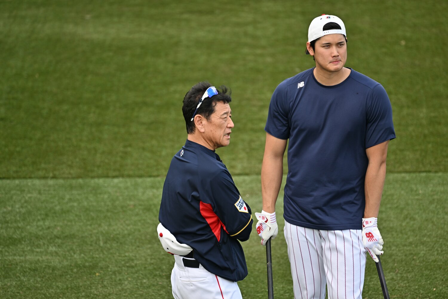 米国マイアミの練習場で大谷と言葉をかわす栗山監督　©︎Naoya Sanuki