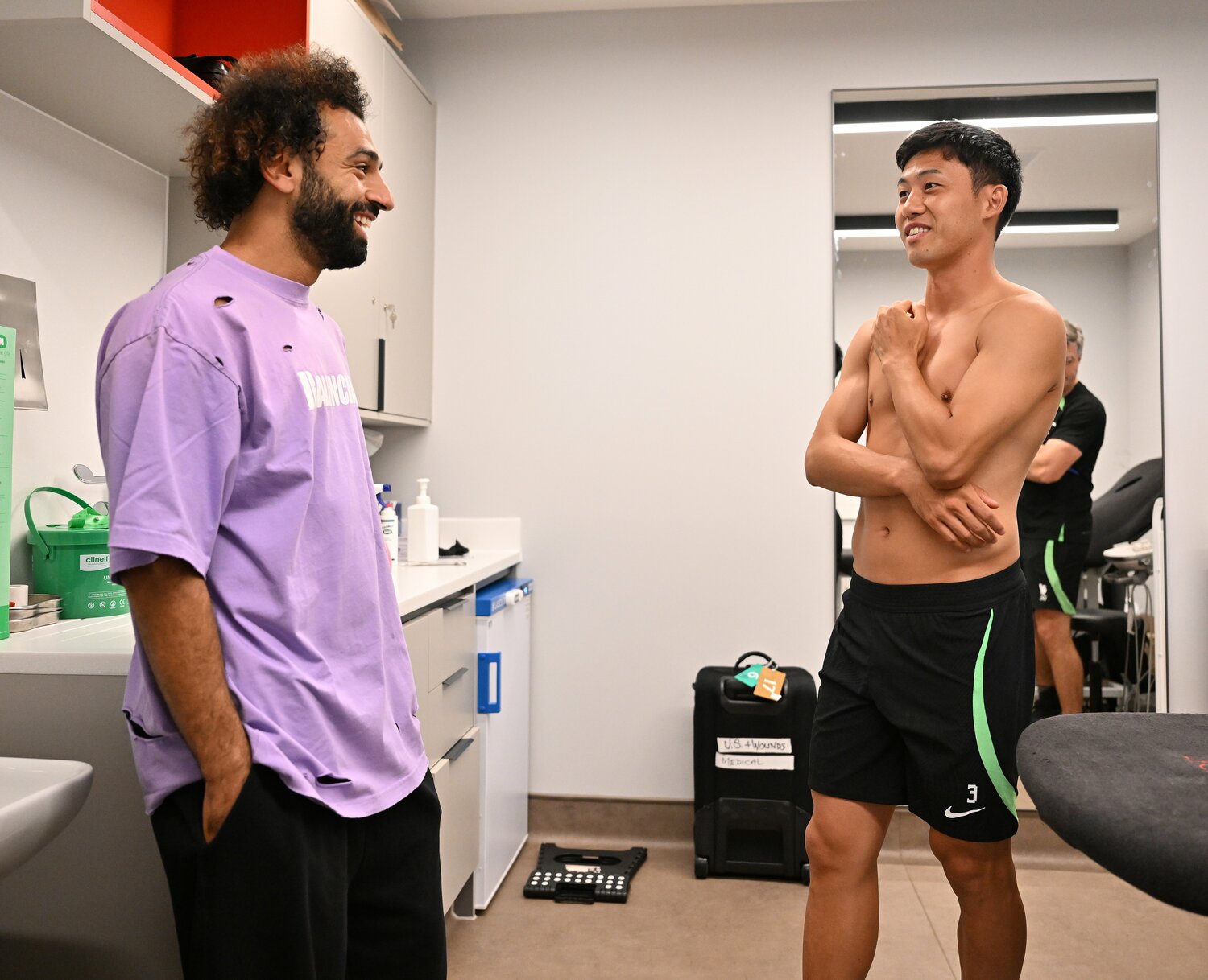 写真はリバプール移籍決定直後にサラーと話す遠藤　©AFLO