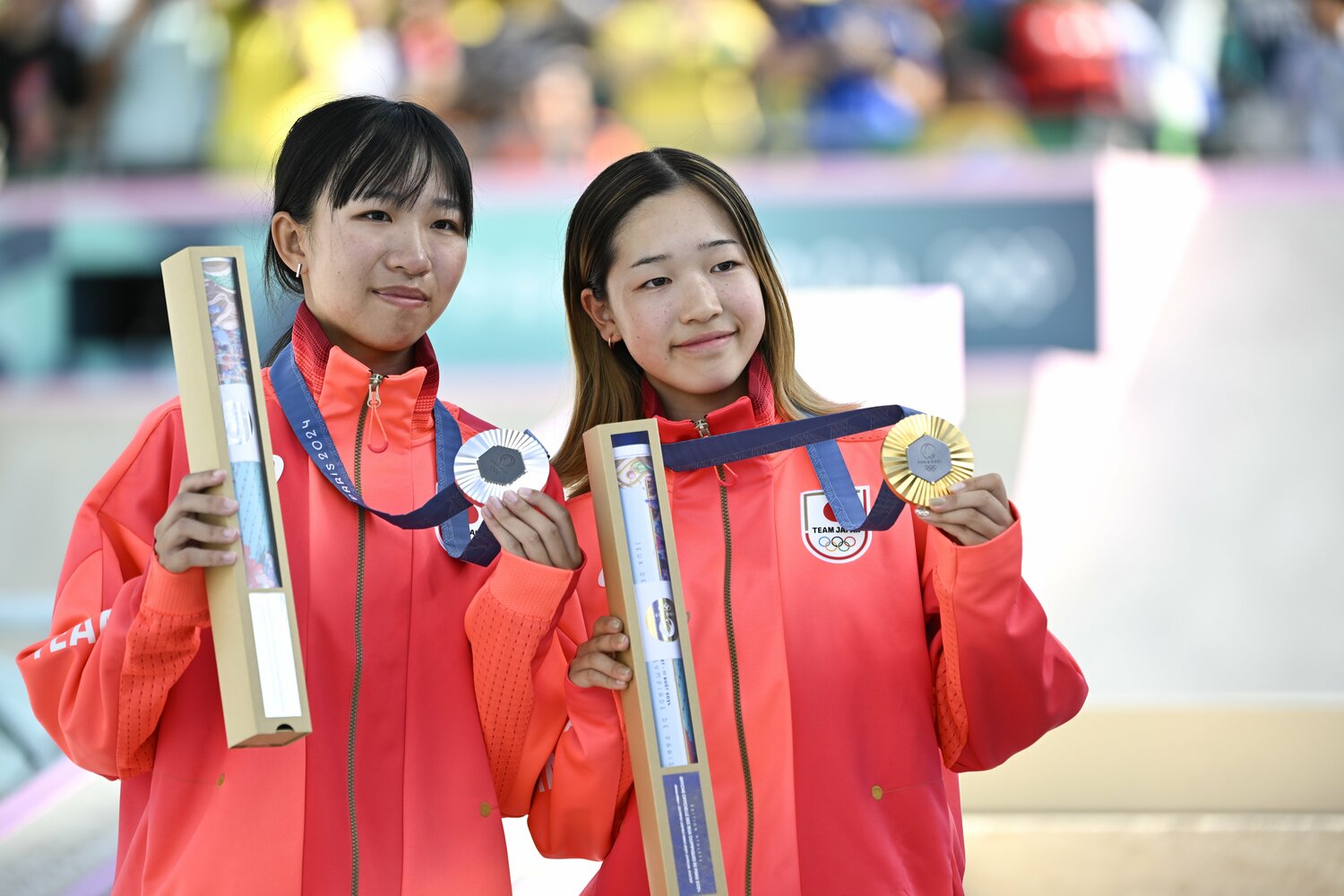 銀メダルの赤間凜音(あかま・りず、15歳)と。赤間は高校1年生 ©Asami Enomoto/JMPA