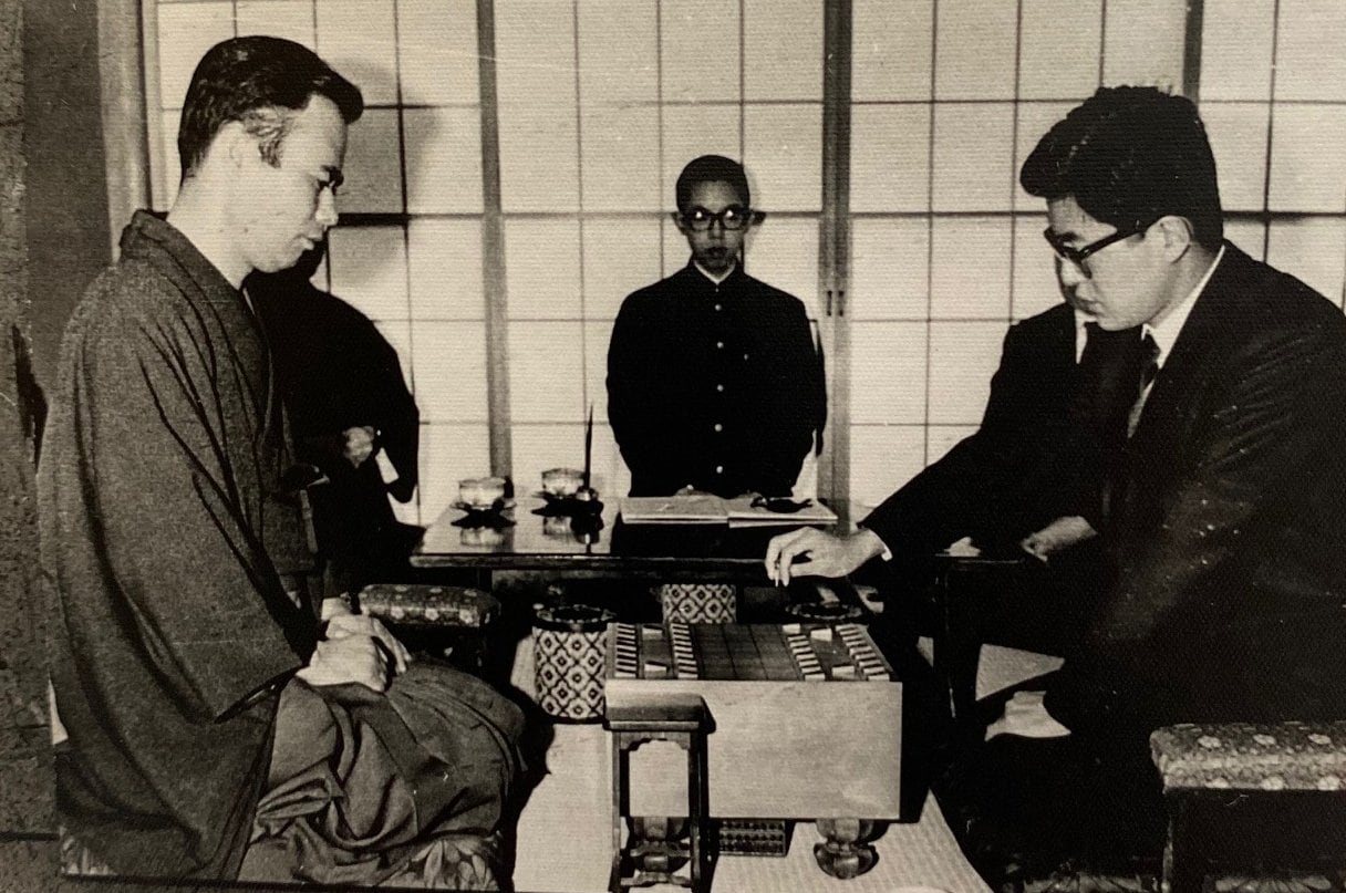 第4局の対局光景（左は山田、右は中原）。記録係は当時17歳の田丸二段　©Noboru Tamaru