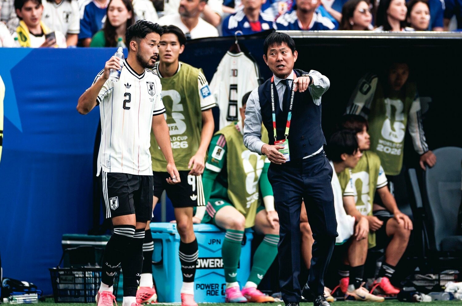 途中出場の選手に指示を出す森保監督 ©Kiichi Matsumoto/JMPA