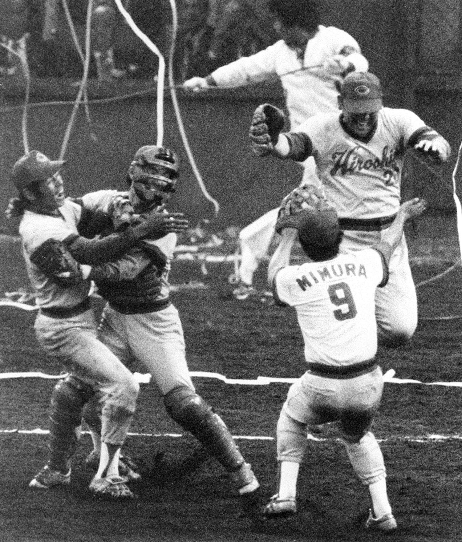 9回裏のピンチを凌ぐと、マウンドに歓喜の輪が広がった（1979年）©︎KYODO