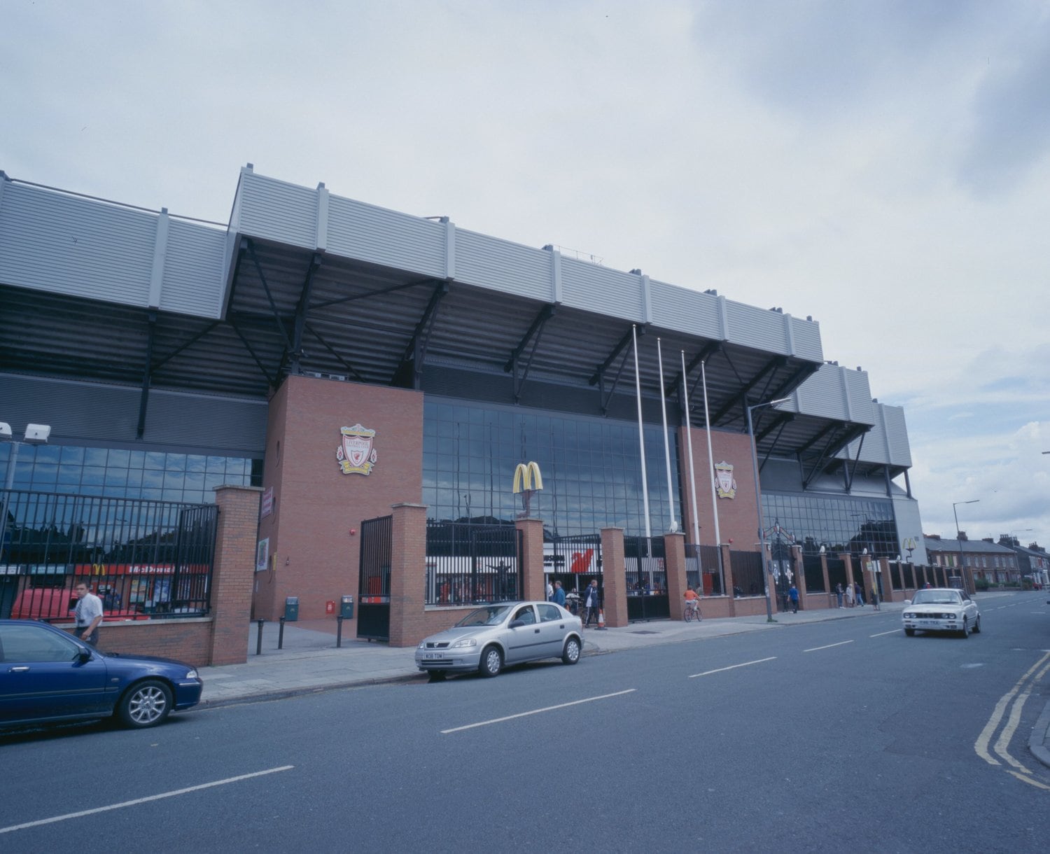 長年にわたって熱狂の舞台となってきた聖地アンフィールドの外観（2001年撮影）©Takuya Sugiyama