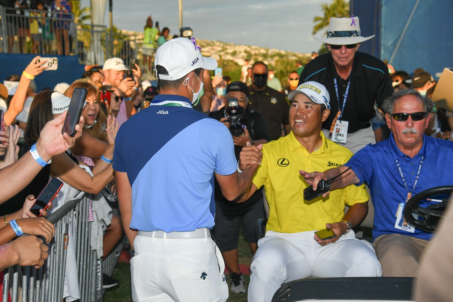 41位で大会を終えた21歳の中島啓太（日体大）と握手。後輩たちの存在も松山を加速させたかもしれない　©︎Getty Images