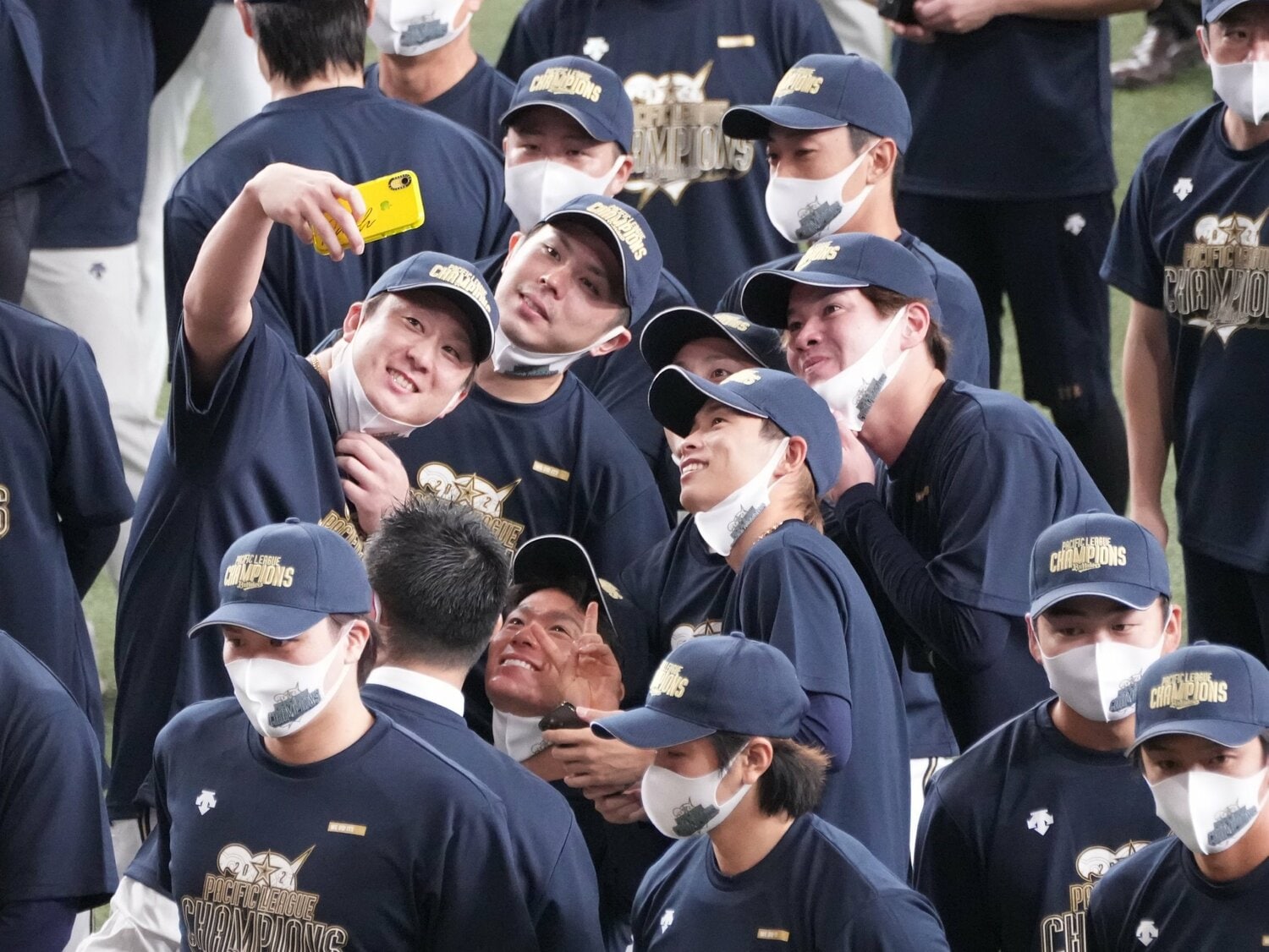 杉本裕太郎、山本由伸らと嬉しそうに写真撮影する山岡泰輔（右）©︎Sankei Shimbun