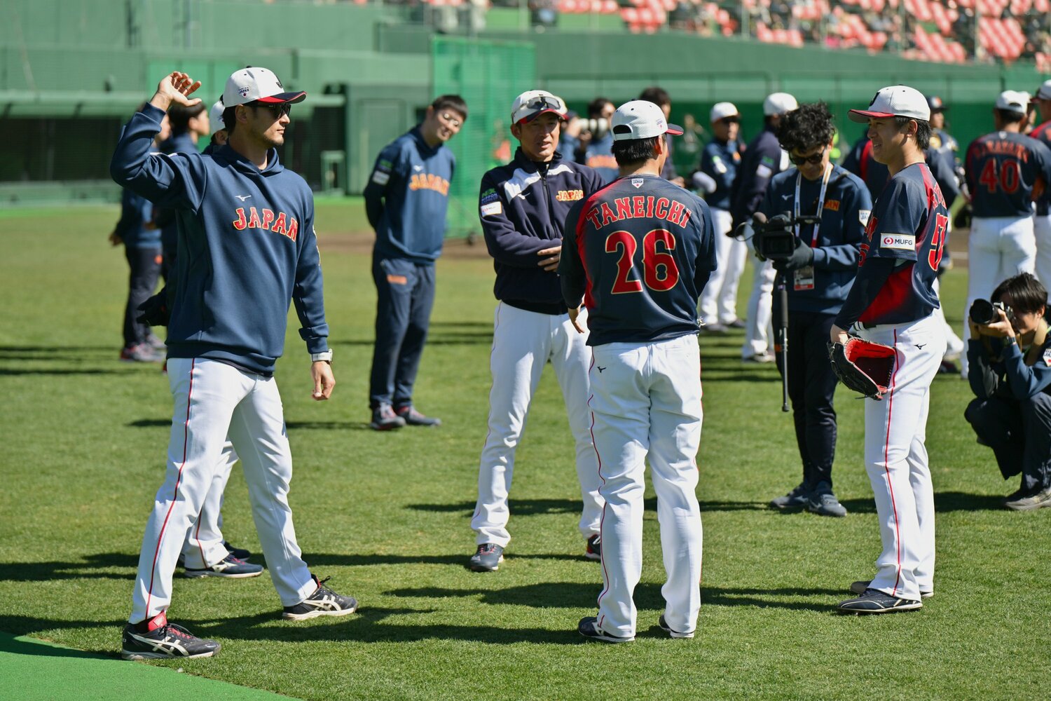日本ハム・北山亘基（26歳）、西武・隅田知一郎（26歳、ユニフォームが間に合わず、種市のものを着用）と話すダルビッシュ有　©Hideki Sugiyama