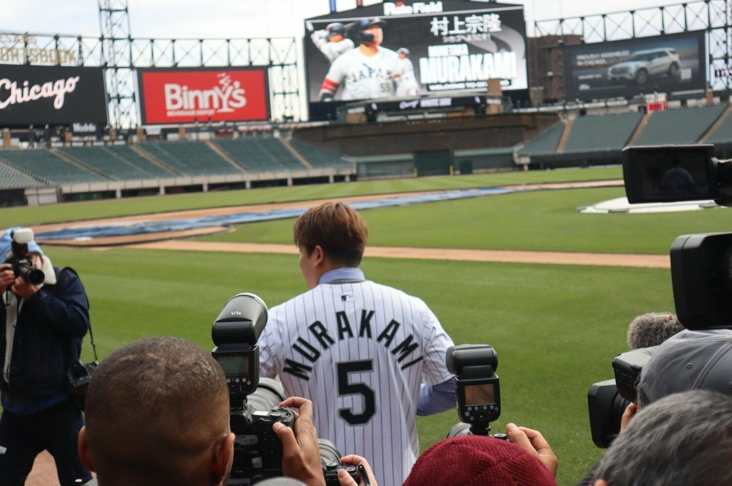 新シーズンからプレーする本拠地に立つ村上　©Yuki Yamada